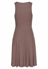 Tankklänning i elastisk tyg, med svart bakgrund och små korall- och rosa blommönster. A-linjeformad silhuett med utsvängd kjol.