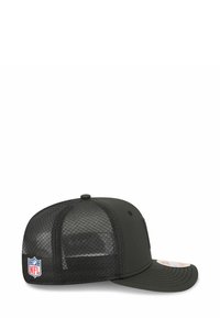 Schwarze Mütze mit solidem Frontteil und Mesh-Rückseite, mit einem gebogenen Schirm und einem NFL-Logopatch an der Seite. Flach genähte Details und modernes Design.