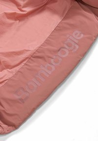 Materiale in nylon rosa con una texture stropicciata, con la scritta "Bomboogie" stampata in un delicato design a gradiente lungo il bordo inferiore.