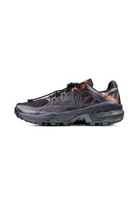 Leichter schwarzer Trail-Laufschuh mit einer strukturierten Oberseite, reflektierenden Akzenten, orangefarbenen Schnürsenkeln und einer robusten schwarzen Außensohle für Traktion.
