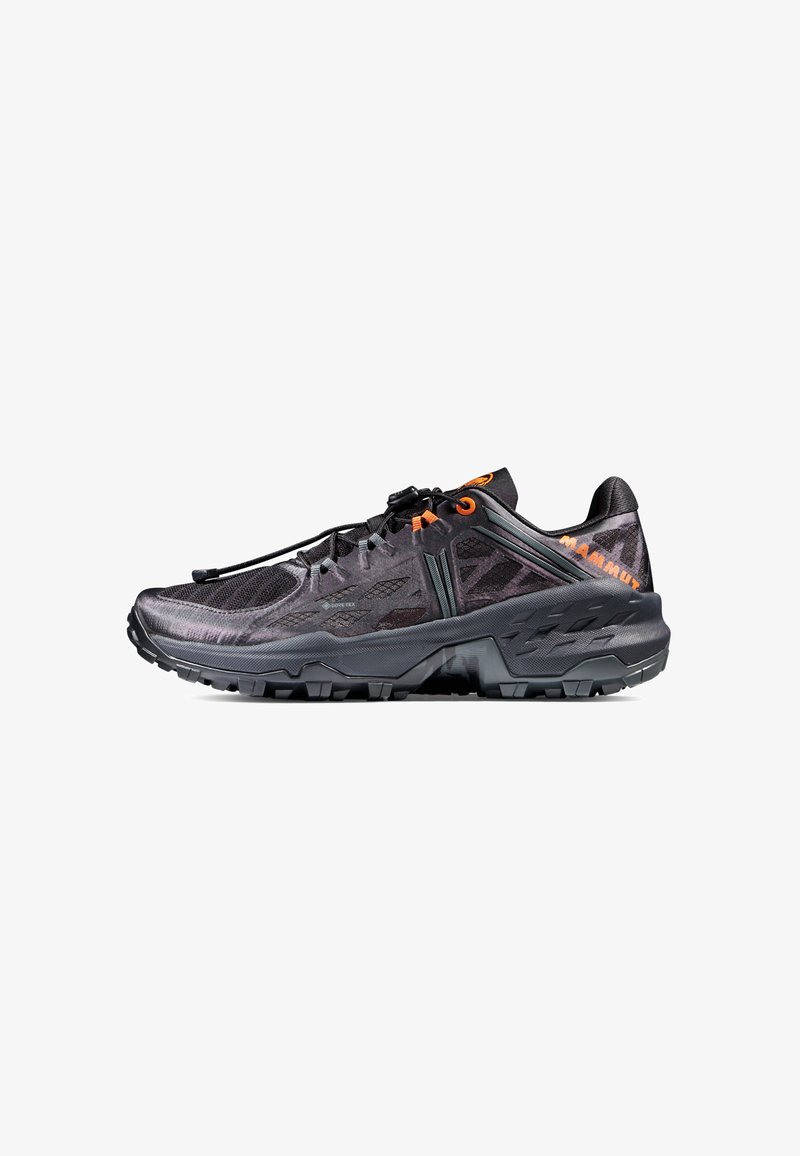 Leichter schwarzer Trail-Laufschuh mit einer strukturierten Oberseite, reflektierenden Akzenten, orangefarbenen Schnürsenkeln und einer robusten schwarzen Außensohle für Traktion.
