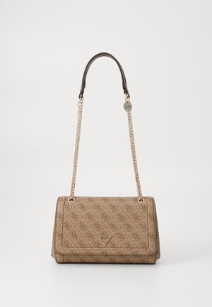 Sac à main marron à motif avec une bandoulière en chaîne, présentant une anse supérieure courbée et des éléments en métal doré. Le logo est affiché en évidence sur le devant.