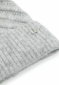 Szary dziergany beanie z fakturowanym ściągaczem, z subtelnym metalicznym włóknem i małym akcentem z srebrnego metalu na mankiecie.