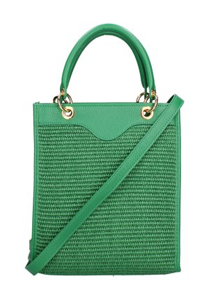 Sac fourre-tout tissé vert avec poignées en cuir, anneaux dorés et bandoulière réglable, présenté sur un fond blanc.