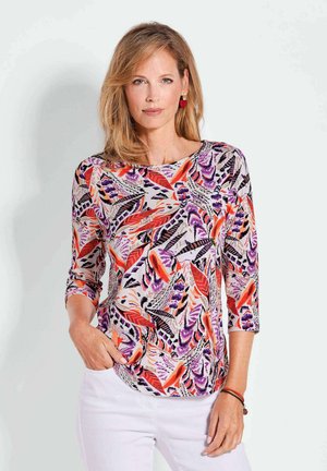 Mehrfarbige Bluse mit einem Blumen- und Federdesign, aus leichtem Stoff gefertigt. Sie hat Dreiviertelärmel und einen runden Ausschnitt.