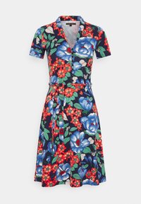 Abito a maniche corte, lungo fino al ginocchio, con stampa floreale blu, rossa e verde, apertura con bottoni, scollo a V, colletto e cintura coordinata in tessuto.