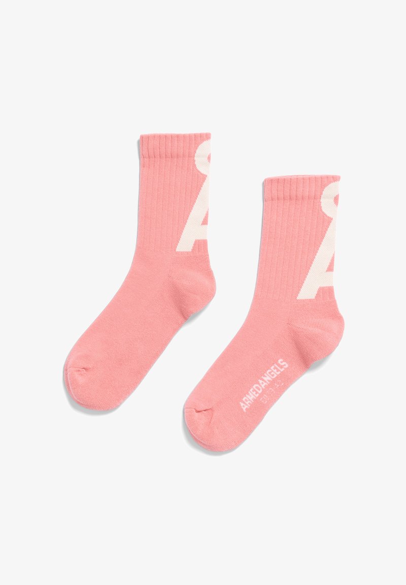 Rosa Baumwollsocken mit geripptem Textur, die auf beiden Seiten große weiße "A"-Buchstaben und den Markennamen auf der Ferse aufgedruckt haben.