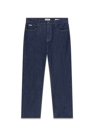 Donkerblauwe jeans met rechte pijpen, vijf zakken, knoopsluiting en zichtbare stiksels, plat gelegd tegen een witte achtergrond.
