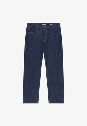 Donkerblauwe jeans met rechte pijpen, vijf zakken, knoopsluiting en zichtbare stiksels, plat gelegd tegen een witte achtergrond.