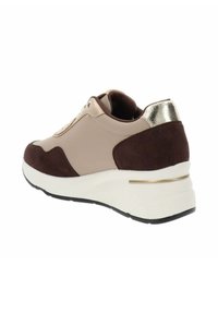 Sneaker con una toma sintetica beige, accenti in suede marrone scuro e una patch metallica dorata sul tallone. Presenta una suola bianca con una striscia dorata.