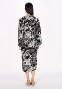 usha Nappali ruha - black offwhite