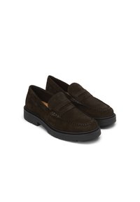 Donkerbruine suede instapschoenen hebben een gestikt ontwerp, een platte rubberen zool, een comfortabele pasvorm en een klassieke penny strap detail.