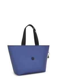 Blå totebag med en matt finish, med en svart knappdetalj och dubbla svarta textilhandtag. Triangulär form med en slät yta.