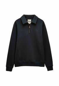 Tumši zils džemperis ar ceturtdaļas rāvējslēdzēju, izkliedētu apkakli, garām piedurknēm un diskretu izšūtu logotipu uz kreisā krūtīm.