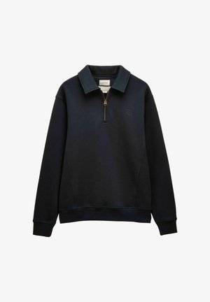 Tamsiai mėlynas džemperis su ketvirčio užtrauktuku, platus apykaklė, ilgomis rankovėmis ir subtiliu siuvinėtu logotipu kairėje krūtinės pusėje.