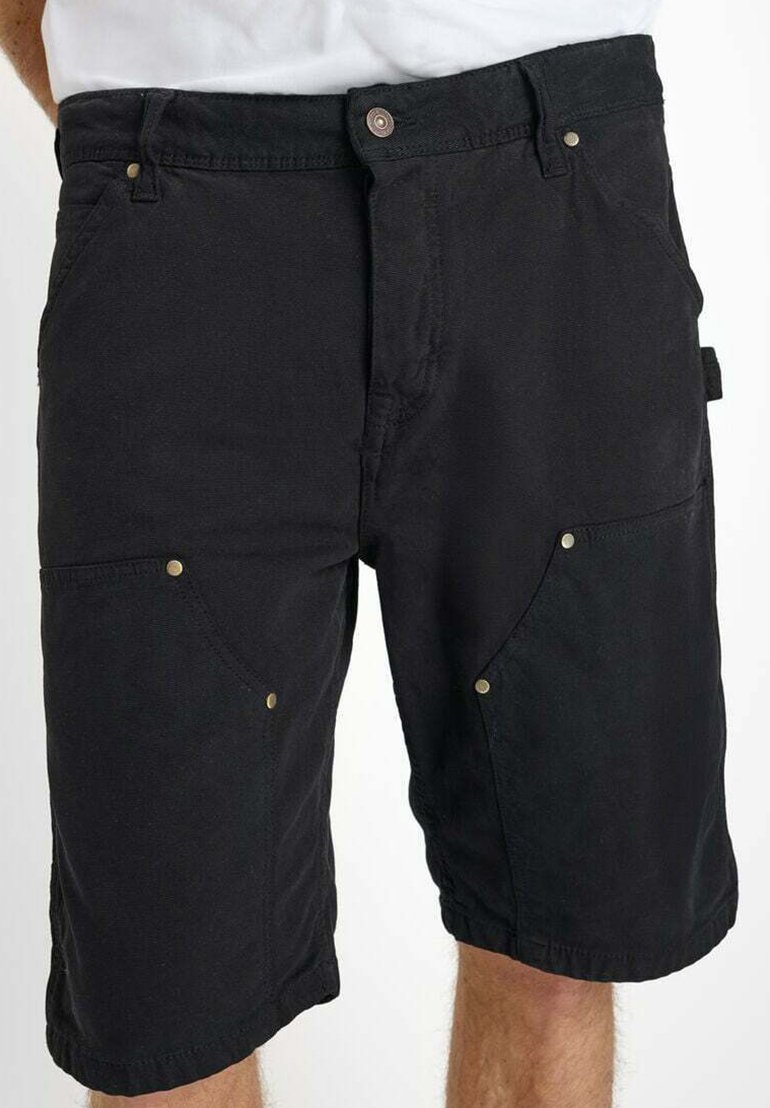 Zwarte katoenen short, met schuine zakken beveiligd met messing hardware, een knoopsluiting en een ontspannen pasvorm.