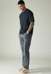 Next RELAXED FIT niebieskoszary
