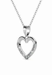 Collana con pendente a forma di cuore in argento, caratterizzata da un centro vuoto e decorata con pietre chiare lungo il bordo, attaccata a una catena a maglie.
