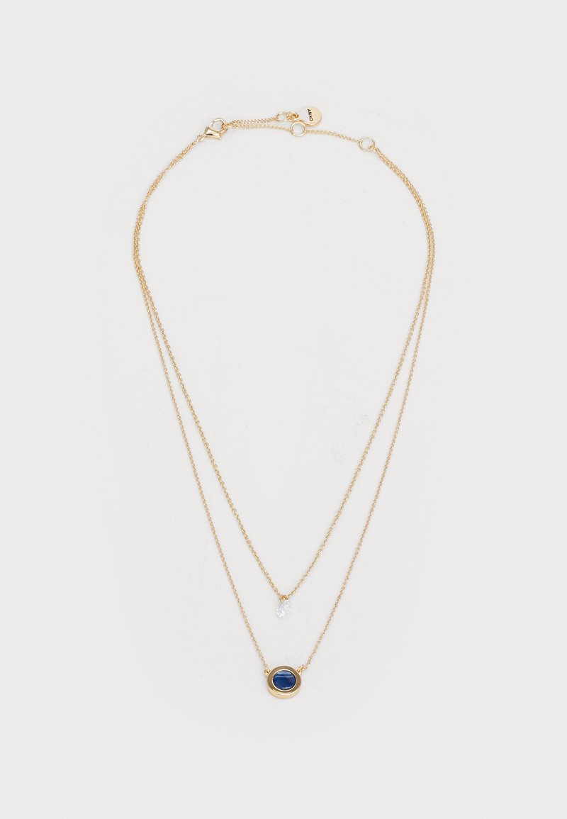 Collana in oro a strati con due catene delicate. Una catena presenta un pendente ovale blu, mentre l'altra ha un piccolo accento a goccia trasparente.