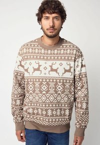 Bruine gebreide trui met witte geometrische patronen, rendiermotieven en sneeuwvlokken. Gemaakt van gebreide stof met ribbels aan de mouwen.