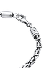 Silberarmband mit ineinandergreifenden Gliedern, einem Karabinerverschluss und einem Anhänger mit der Aufschrift "KUZOI". Glatte, polierte Oberfläche mit robustem Design.