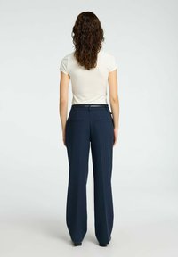 Selected Femme MIT WEITEM BEIN NADELSTREIFEN - Kalhoty - dark sapphire