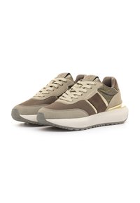 Sneakers beige e marroni realizzati in rete e suede. Presentano un colletto imbottito, lacci piatti, suola texturizzata e un accento metallico sul tallone.
