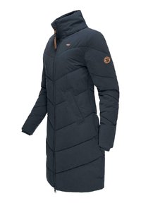 Mörkblå pufferjacka med hög krage, dragkedja, sidofickor, chevron-quiltad textur och en logotyputskrift på ärmen.