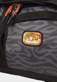 The North Face BASE CAMP DUFFEL S UNISEX - Valigia - black/tiger stripe