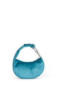 Borsa a spalla in velluto turchese con forma arrotondata, manico imbottito e hardware in catena argentata. Texture liscia con un aspetto morbido.