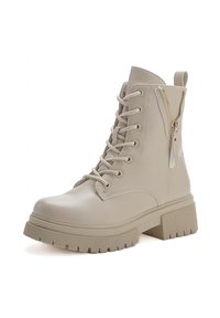 Stivali alla caviglia beige con lacci, dotati di una suola piatta texture, con una cerniera laterale e una linguetta sul retro per indossarli facilmente.