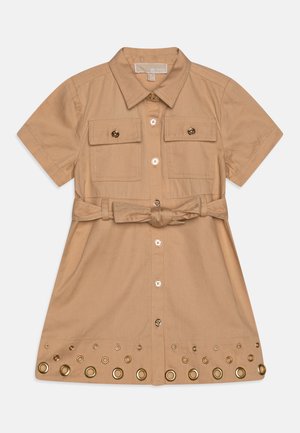 Kortermet khaki kjole med knappelukking foran, doble brystlommer, belte med sløyfe og gylne hulldetaljer langs kanten.