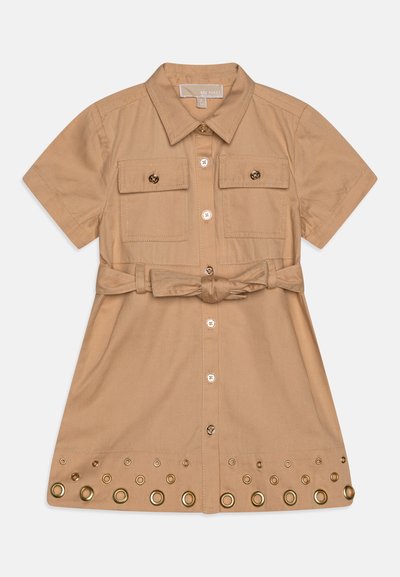 Kratka khaki haljina s kratkim rukavima, dugmadi sprijeda, dvostrukim džepovima na prsima, remenom i zlatnim ušicama duž donjeg ruba.
