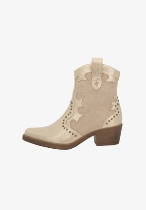 Botas de cowboy beige con una combinación de ante suave y texturizado, que presentan recortes decorativos y acentos de tachuelas, además de un tacón de bloque bajo.
