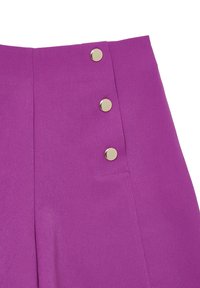 Pantaloni a vita alta viola con una texture liscia, caratterizzati da tre bottoni dorati sul davanti e pieghe su misura.