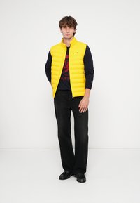 Tommy Hilfiger PACKABLE VEST - Väst - morningside yellow