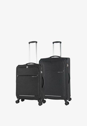 Dos maletas rígidas negras con asas telescópicas, compartimentos con cremallera y cuatro ruedas giratorias. Textura suave, detalles plateados.
