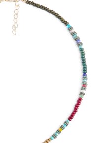 Collana di perline composta da perline rotonde e cilindriche in vari colori tra cui verde, rosso, turchese e dettagli in legno, con accessori in oro.