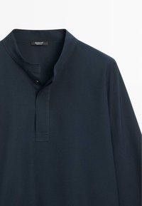 Tmavě námořnicky modrá košile s dlouhým rukávem, stojáčkovým límcem a krátkou knoflíkovou légou, vyrobená značkou Massimo Dutti.