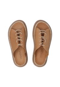 Tan leren schoenen met open zijkanten, uitgerust met een vetersluiting en een gevlochten jute zool. De binnenzool is glad en toont de merknaam.
