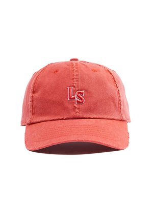 Czerwona bawełniana czapka bejsbolowa z przetarciami i białymi wyszywanymi literami "LS" na przednim, środkowym panelu.