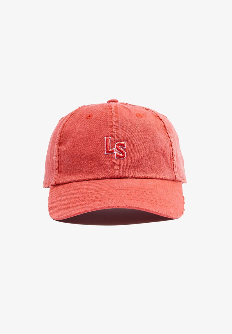 Casquette de baseball en coton rouge avec détails usés et lettres brodées blanches "LS" sur le panneau central avant.