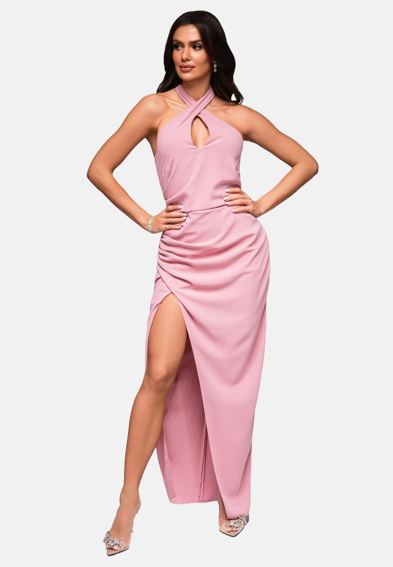 Rosa Halfter dress mit einem Schlüssellochausschnitt, asymmetrischem Saum und hohem Schlitz sowie einer weichen Textur. Getragen mit verzierten transparenten Absätzen.