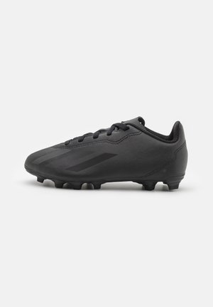 Botas de fútbol negras con un upper sintético liso, puntera redonda, cierre de cordones en la parte frontal y tacos de goma para tracción. Detalles de diseño sutilmente tonales.