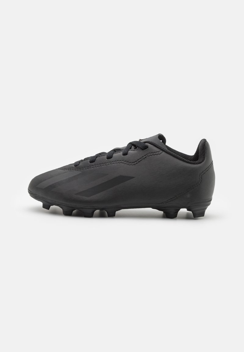Botas de fútbol negras con un upper sintético liso, puntera redonda, cierre de cordones en la parte frontal y tacos de goma para tracción. Detalles de diseño sutilmente tonales.
