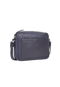 Navy-Leder-Crossbody-Tasche mit strukturierter Oberfläche, rechteckiger Form, vorderer Einschubtasche und verstellbarem Tragegurt. Metallakzente.