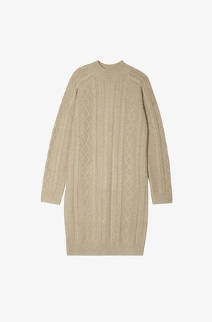 Beżowa dzianinowa sukienka sweterkowa z wysokim dekoltem, długimi rękawami i teksturowanymi wzorami w warkocze na całej powierzchni. Zaprojektowana z myślą o luźnym fasonie.