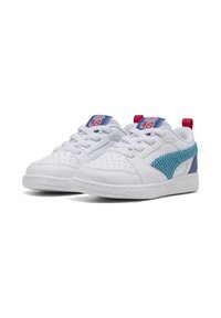 Sneaker bianche con tomaia in pelle liscia, dettagli blu e rosa, punta perforata per traspirabilità e suola in gomma a contrasto.