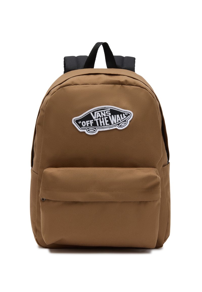 Mochila marrón hecha de tela resistente, con un bolsillo frontal, correas negras y un parche con el logo "Off the Wall" de Vans.