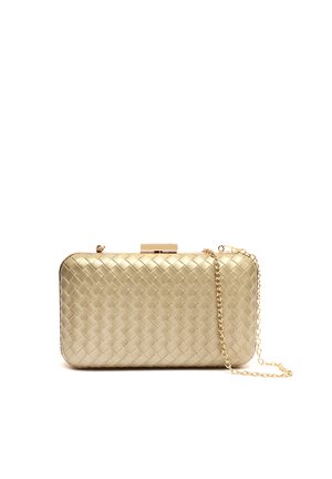 Gouden rechthoekige clutch tas van geweven materiaal met een gouden kettingriem en een metalen sluiting bovenop.